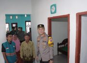 Kapolres Lamongan Serahkan Hasil Bedah Rumah Kepada Pemiliknya di Desa Nguwok