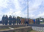 Pengibaran Bendera Merah Putih di Tugu Kedaulatan RI-Malaysia