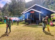 Jaga Rumah Ibadah, Satgas Yonif 323 Buaya Putih Bersama Masyarakat Bersihkan Rumah Ibadah