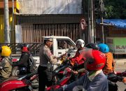 Operasi Patuh Semeru 2024, Polisi Kota Blitar Beri Bunga dan Coklat Bagi Pengendara Tertib