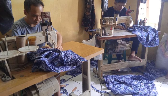 Jelang Tahun Ajaran Baru Penyedia Jasa Jahit di Kab. Bandung Mulai Kebanjiran Orderan