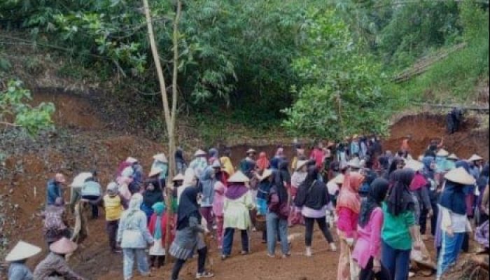Desa Yang Unik di Garut, Dimana Kaum Perempuannya Mendominasi Pekerjaan Laki-Laki
