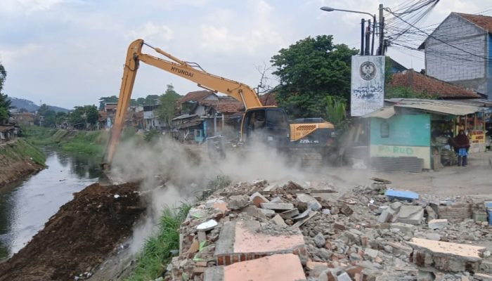 Satgas Citarum Harum Subsektor 5 Sektor 21 Tertibkan Bangunan Di Bantaran Sungai Cisangkuy Dengan Pendekatan Manusiawi