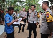 Kapolres Jember Beri Sepeda kepada Pelajar Yatim Piatu yang Jalan Kaki 5 Km Tiap Pergi dan Pulang Sekolah