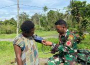 Faskes Terbatas, Personel Satgas Yonif 122/TS Door to Door Cek Kesehatan Lansia Diperbatasan Papua