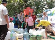 Musim Kemarau Polres Jember Distribusikan Bantuan Air Bersih Untuk Warga Desa Plalangan