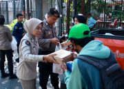 Jumat Berkah, Bidhumas Polda Jatim Berbagi Ratusan Nasi Kotak Gratis