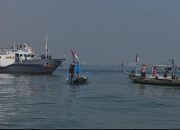 Ditpolairud Polda Jatim Bersama Nelayan Kibarkan Bendera Merah Putih di Selat Madura