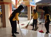 Sambut Hari Jadi ke-76, Polwan Polres Pamekasan Gelar Kerja Bakti Religi dan Bakti Sosial