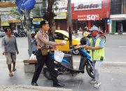 Polresta Sidoarjo Tumbuhkan Rasa Peduli di Tengah Patroli