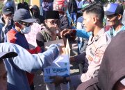 Humanis Polisi Berbagi Air Mineral Untuk Peserta Unras di Situbondo