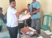 Kepala Desa Sepanjang Turun Langsung Untuk Memberikan Bantuan Beras Pada Warganya