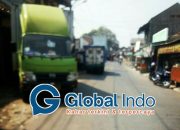 Pengguna Jalan Keluhkan Parkir Liar Mobil Barang di Dekat Pasar Gedung Gede Kabupaten Bekasi