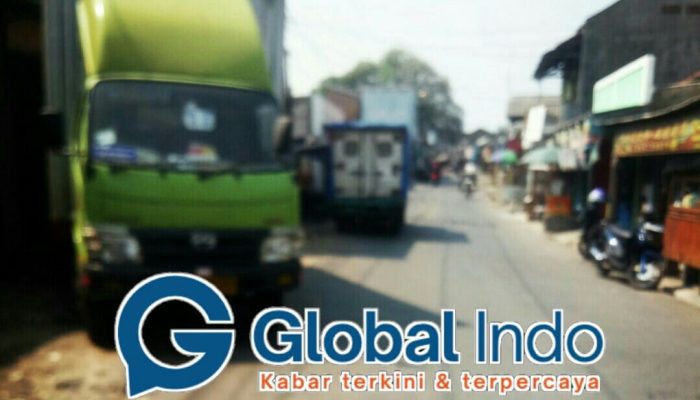 Pengguna Jalan Keluhkan Parkir Liar Mobil Barang di Dekat Pasar Gedung Gede Kabupaten Bekasi