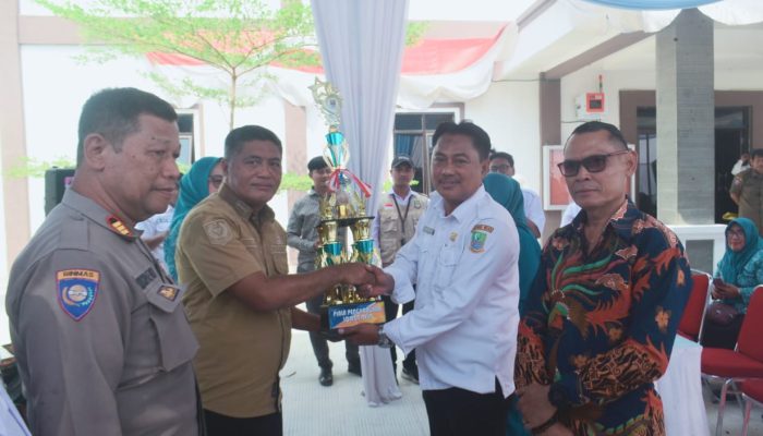 Kades Desa Labansari Amak Gozali, Terima Piala Lomba Kampung Bersih Jelang HUT RI ke 79