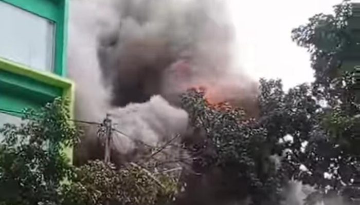 Si Jago Merah Menghanguskan Sebuah Toko di Jln Cibaduyut Bandung