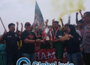 Camat Kedungwaringin Maman Badru Zaman (MBZ), Serahkan Trofi Dan Top Score Dalam Turnamen Mekarjaya Cup 2024.