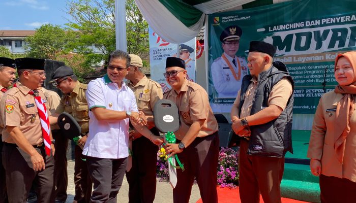Demi Tingkatkan Pelayanan Bupati Bandung Serahkan 10 Mobil Layanan Kelurahan Bedas