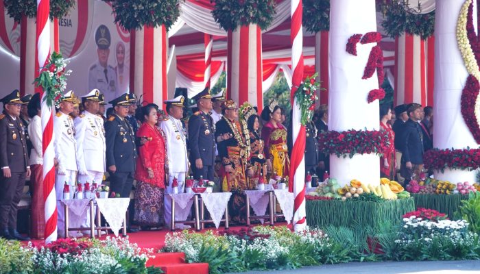 Pangdivif 2 Kostrad Hadiri Upacara Peringatan HUT Ke-79 Kemerdekaan Republik Indonesia Di Gedung Negara Grahadi Surabaya