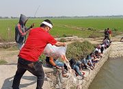 Kejutan, Kepala Desa Bojongsari HM. Mulyana Tebar Ikan, Ajak Warga Peringati HUT RI Dengan Gembira