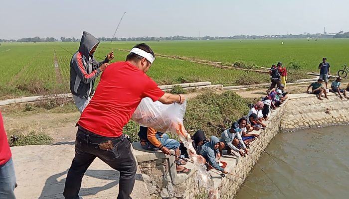 Kejutan, Kepala Desa Bojongsari HM. Mulyana Tebar Ikan, Ajak Warga Peringati HUT RI Dengan Gembira