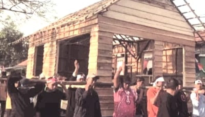 Sejarah Tradisi Gotong Rumah Ala Warga Kampung Wates Majalengka Jawa Barat