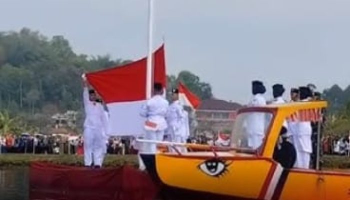 Momen Upacara HUT-RI di Tengah Danau Situ Lengkong Panjalu Ciamis