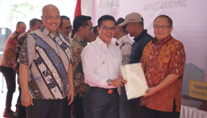 Bupati Dadang Supriatna Serahkan Langsung Sertifikat Program PTSL Tahun 2024