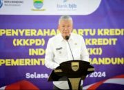 Pemkot Bandung Resmi Serahkan Penggunaan Kartu Kredit Pemda Kepada 8 OPD Dan 2 Kecamatan