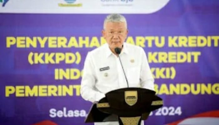Pemkot Bandung Resmi Serahkan Penggunaan Kartu Kredit Pemda Kepada 8 OPD Dan 2 Kecamatan