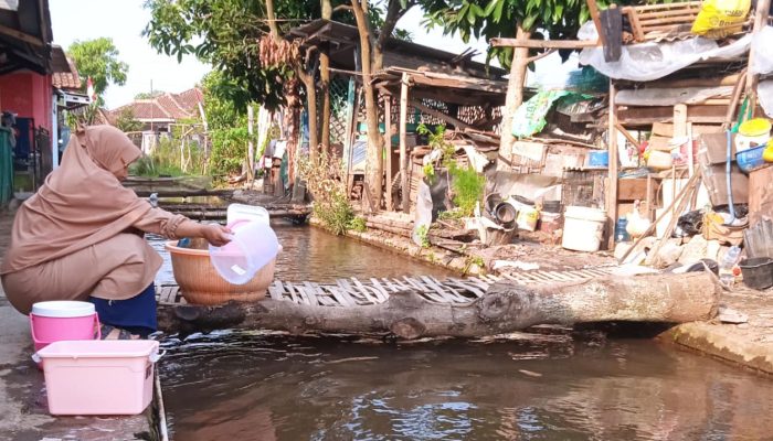 Warga Kampung Tambakan Manfaatkan Air Irigasi Untuk Kebutuhan Sehari-Hari