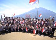 Hari Jadi ke-76, Polwan Polres Madiun Kibarkan Merah Putih dan Bendera Polwan di Puncak Bukit Mongkrang