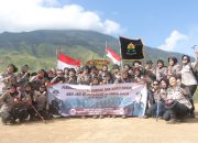 Hari Jadi ke -76 Polwan Polres Mojokerto Kibarkan Bendera Merah Putih di Puncak Gunung Pundak