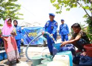 Polisi Peduli, Ditpolairud Polda Jatim Droping Air Bersih untuk Warga Mantup Lamongan