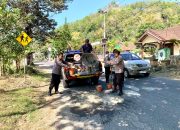 Peduli Keselamatan Masyarakat, Polisi Tambal Jalan Desa Berlubang di Trenggalek