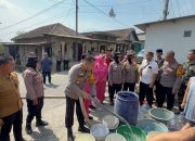 Polres Pasuruan Distribusikan Bantuan Air Bersih untuk Warga Terdampak Kemarau Panjang