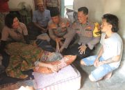 Senyum Bahagia Mbah Sonten Setelah Mendapatkan Kursi Roda dari Polres Mojokerto