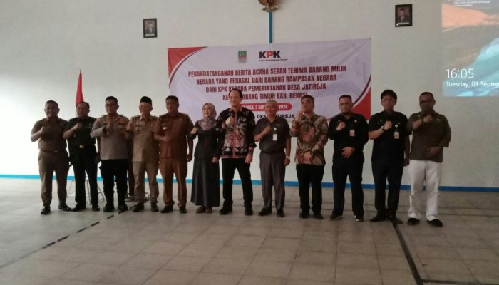 Barang Rampasan Negara dari KPK Diserah Terimakan Kepada Pemdes Jatireja.