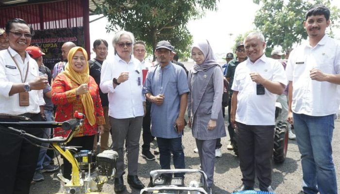 Kadis Distanhorti Jabar Dadan Hidayat Salurkan Bantuan Hibah ALSINTAN Kepada Ratusan Koptan