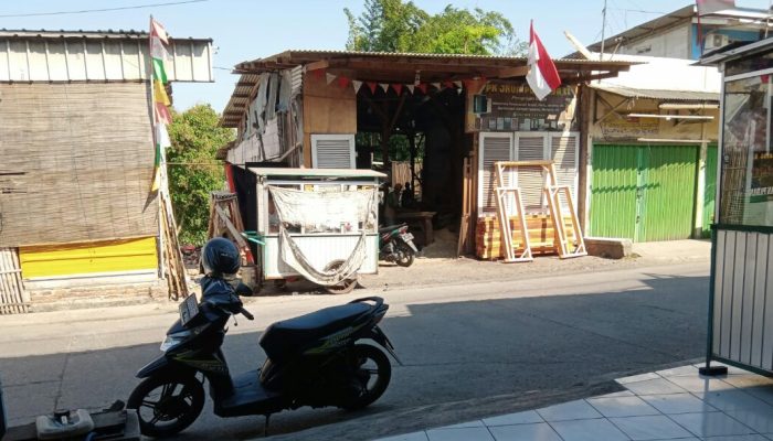Satu-satunya Akses Jalan Kegiatan BBWSC Ditutup Bangunan Usaha Kusen.