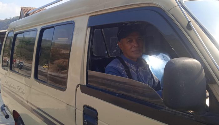 Nasib Supir Angkot Kian Terpuruk Kalah Bersaing Dengan Tranportasi Online