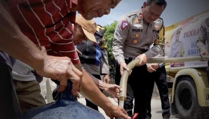 Musim Kemarau, Satlantas Polresta Bandung Berikan Bantuan Air Bersih Kepada Warga Rancaekek