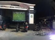 Kades Tanjungbaru Adakan Nobar Pertandingan Indonesia Vs Australia Bersama Warga