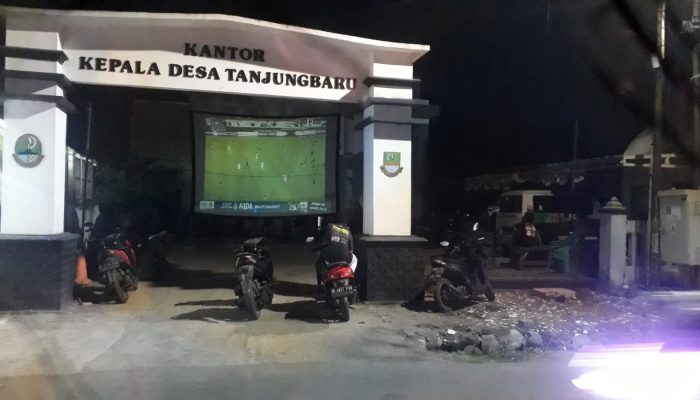 Kades Tanjungbaru Adakan Nobar Pertandingan Indonesia Vs Australia Bersama Warga
