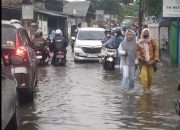 Hujan Guyur Bandung Sekitarnya Akibatkan Jalan Dayeuhkolot Dan Bojongsoang Tergenang Air, Picu Kemacetan Parah