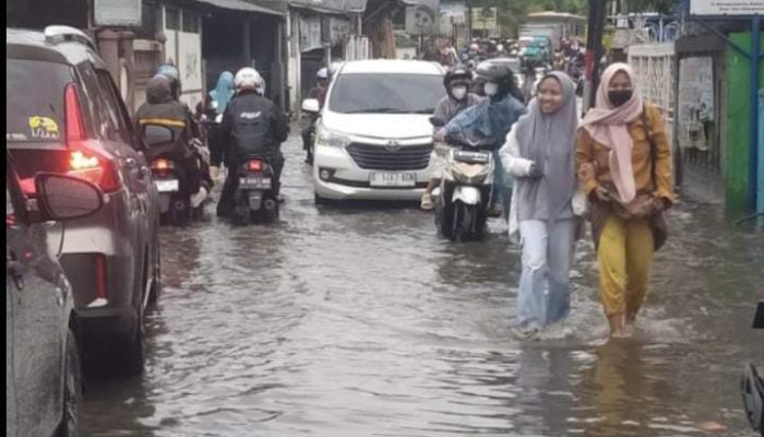 Hujan Guyur Bandung Sekitarnya Akibatkan Jalan Dayeuhkolot Dan Bojongsoang Tergenang Air, Picu Kemacetan Parah
