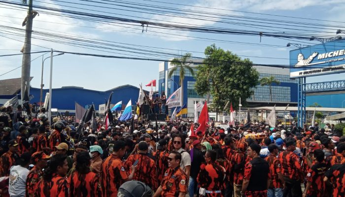 Gabungan Ormas dan LSM Kabupaten Bekasi Kepung PT. Multistrada Arah Sarana/Michelin