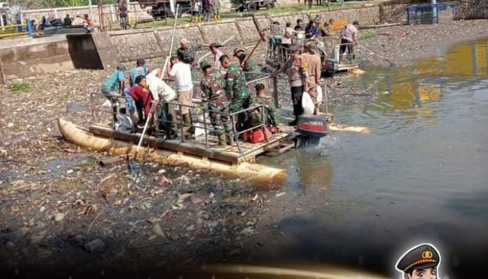 Kolaborasi TNI dan Polri Bersihkan Sampah di Taman Air Sektor 6 Citarum Harum Baleendah