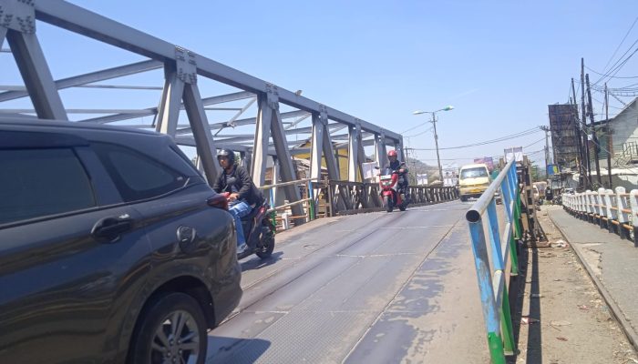 Jembatan Geulis Dayeuhkolot Kondisinya Dibiarkan Rusak dan Membahayakan Pengguna Jalan