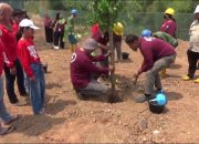 Komunitas Rehab Kali Cikarang Gandeng Anak – Anak Bersihkan Sampah Dan Tanam Bibit Benih Ikan di Sungai.